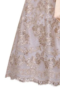 Dirndlschürze Spitze Midi 65 Cm Taupe 015206 -Modegeschäft alpenglanz dirndlschuerze spitze midi 65cm taupe 015206 3 1200x1200 1