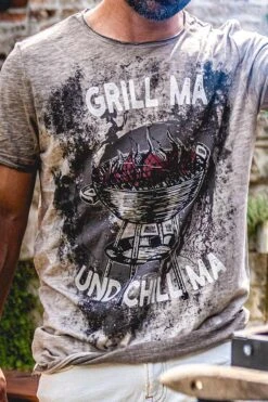 Trachtenshirt Taupe Grill Ma Und Chill Ma 012940 -Modegeschäft hangowear trachtenshirt taupe grill ma und chill ma 012940 2 1200x1200