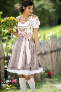 Mini Dirndl 60cm Weiß Flieder Brianne 004731 -Modegeschäft marjo mini dirndl 60er weiss flieder brianne 004731 3 1200x1200