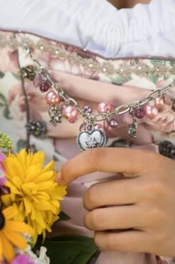 Mini Dirndl 60cm Weiß Flieder Brianne 004731 -Modegeschäft marjo mini dirndl 60er weiss flieder brianne 004731 4 1200x1200