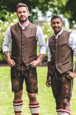 Lederhose Kurz Mit Gürtel Braun Rot Bestickt SSV Jahn Regensburg 009809 -Modegeschäft moser lederhose kurz mit guertel braun rot bestickt ssv jahn regensburg 009809 3 1200x1200 1